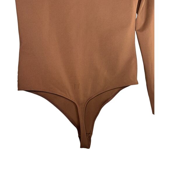 Aritzia Babaton Leone Contour Long Sleeve V Neck Bodysuit Top Shirt Size Large - Picture 5 of 9